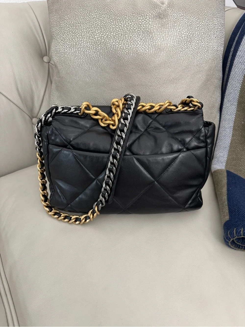 Chanel 19 Black Quilted Lambskin Shoulder Bag with Two-tone Hardware - Picture 3 of 7